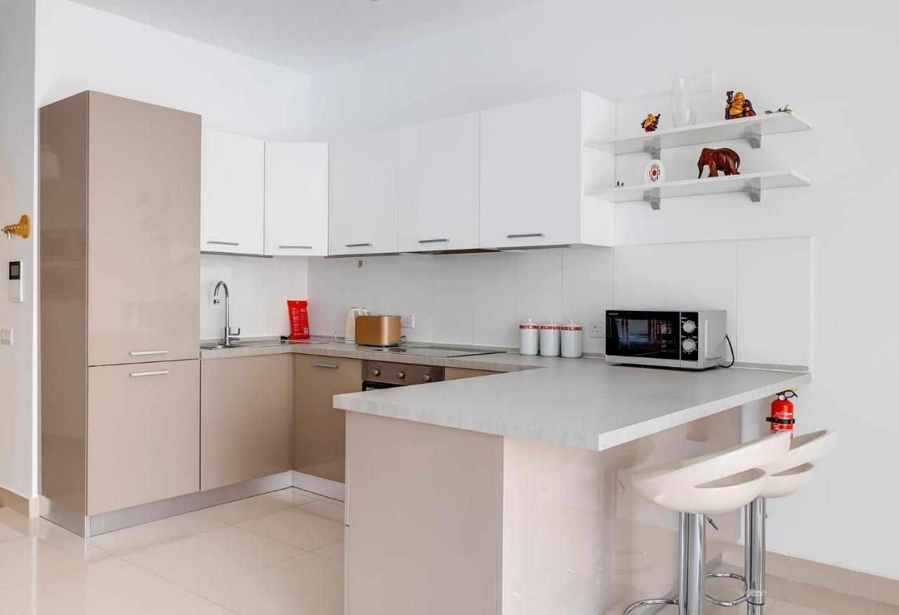 Prime Location With Side Seaviews شقة *