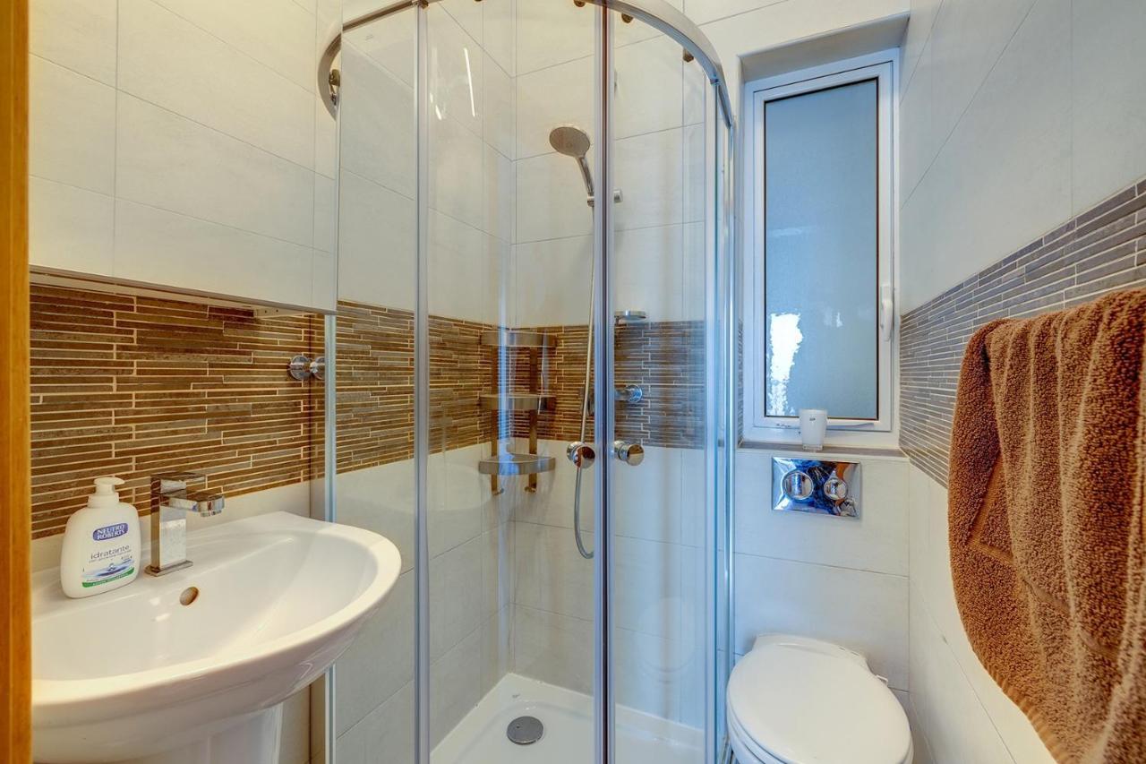 Apartment Prime Location With Side Seaviews