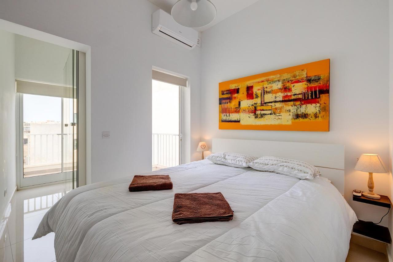 Apartment Prime Location With Side Seaviews